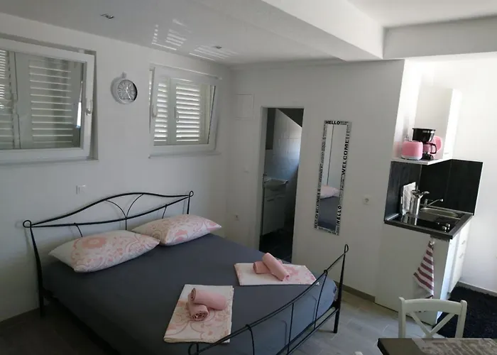 Nessa & Meli ماكارسكا