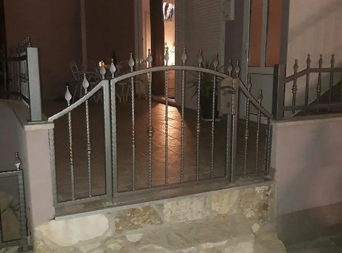 Nessa & Meli Μακάρσκα